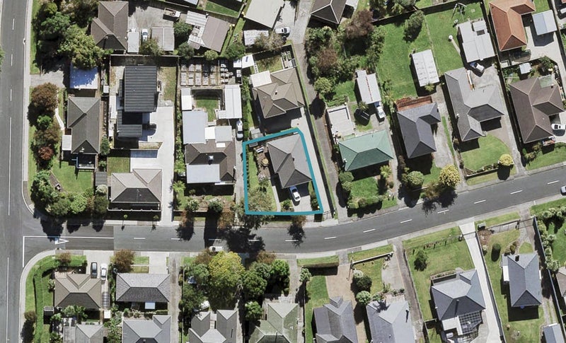 19 Moor Avenue, Te Atatu Peninsula, Auckland - Carousel 1