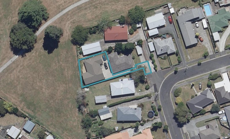 27A Fenwick Crescent, Hillcrest, Hamilton - Carousel 1