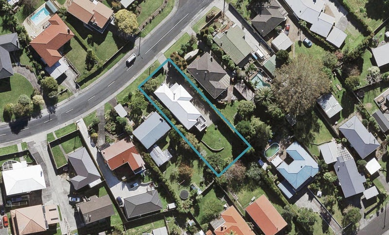 21 Tiroroa Avenue, Te Atatu South, Auckland - Carousel 1