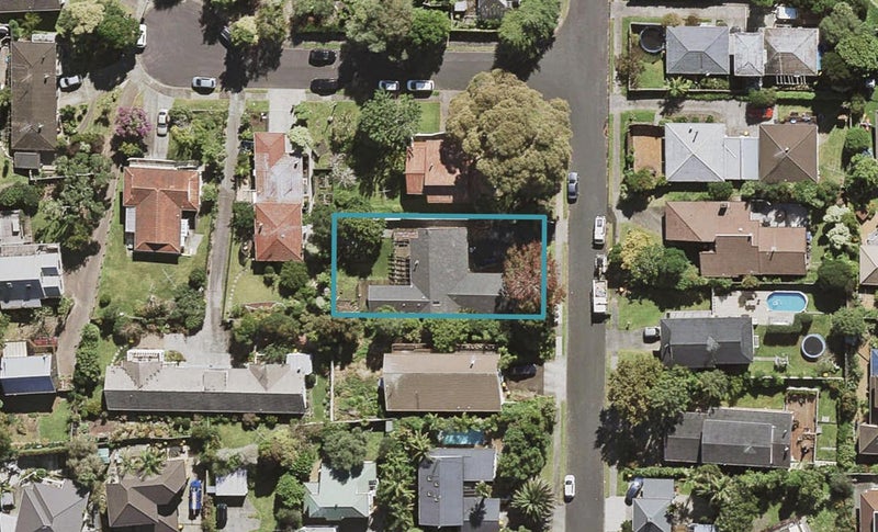 8 Paruru Avenue, Northcote, Auckland - Carousel 1