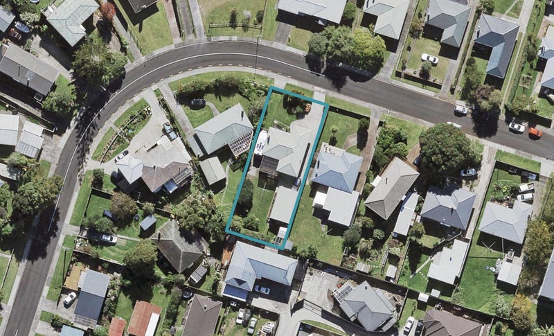 9 Ozich Avenue, Te Atatu South, Auckland - Carousel 1
