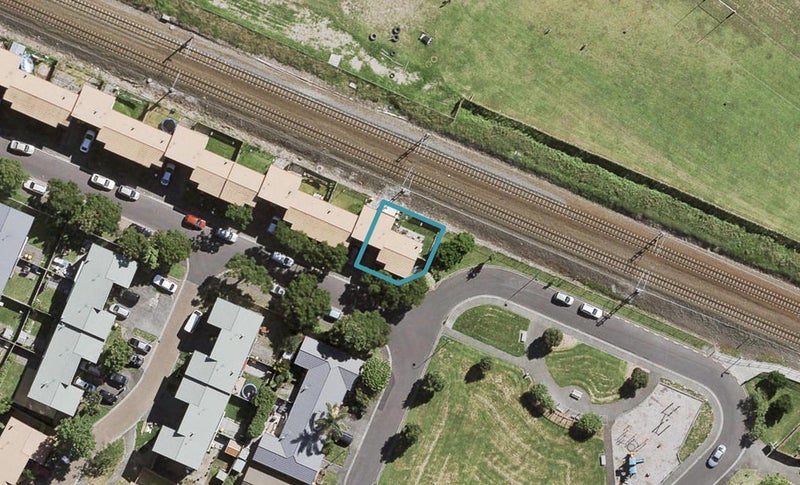 1 Lockington Avenue, Henderson, Auckland - Carousel 1