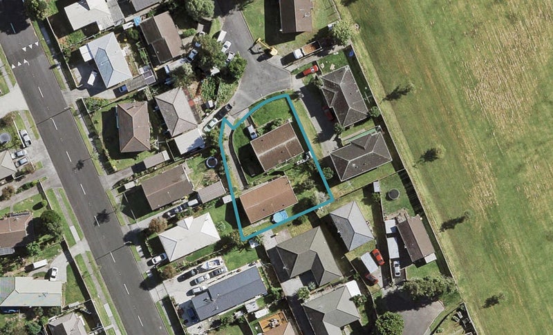 9 Celmisia Place, Weymouth, Auckland - Carousel 1