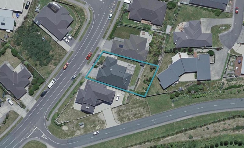 197 Woodman Drive, Tawa, Wellington - Carousel 1