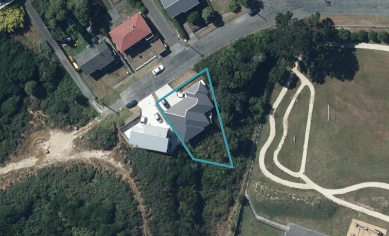 15 Mawhare Street, Titahi Bay, Porirua - Carousel 1