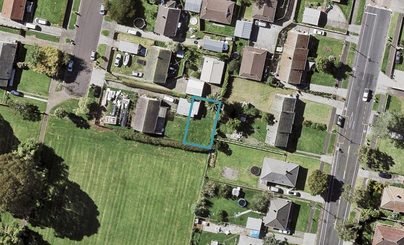 8E Taurima Avenue, Point England, Auckland - Carousel 1