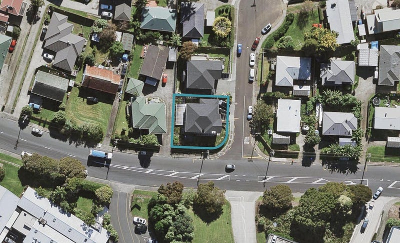 19 Carr Road, Three Kings, Auckland - Carousel 1
