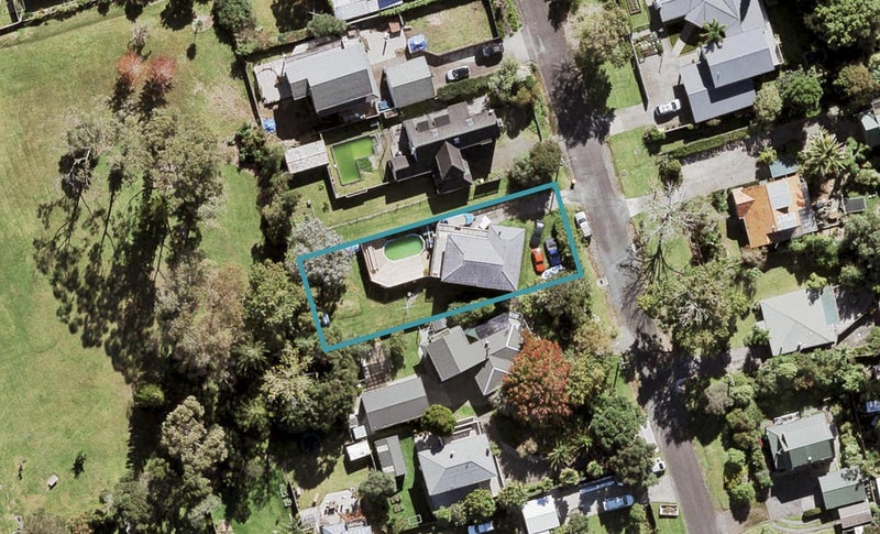 9 Holgate Avenue, Herald Island, Auckland - Carousel 1
