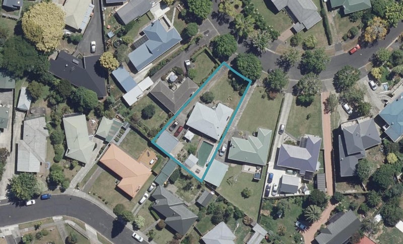 8 Sutton Crescent, Hillcrest, Hamilton - Carousel 1