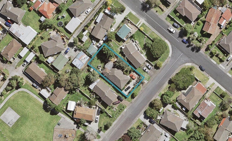 3 Chislehurst Street, Henderson, Auckland - Carousel 1
