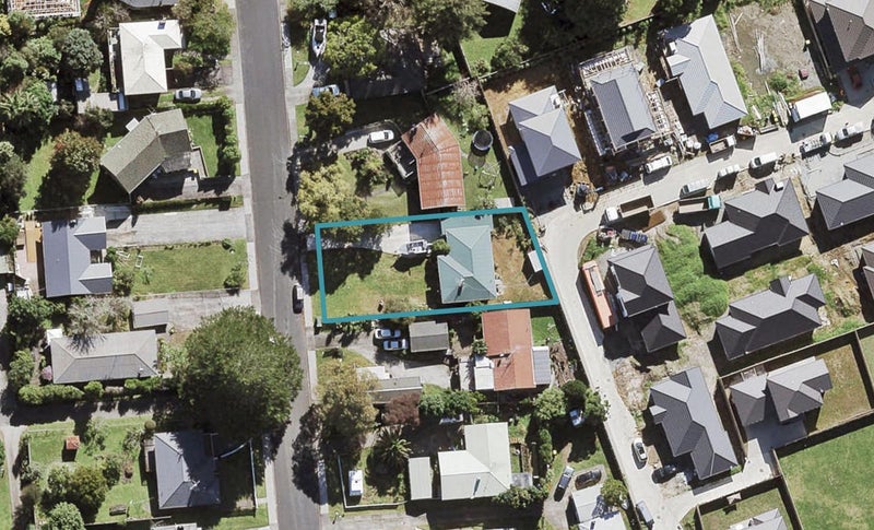13 Paragon Avenue, Beach Haven, Auckland - Carousel 1