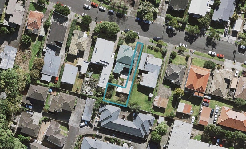 8D Aroha Avenue, Sandringham, Auckland - Carousel 1