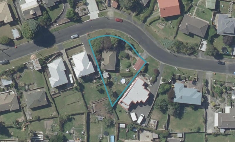 35 Waldron Crescent, Green Island, Dunedin - Carousel 1