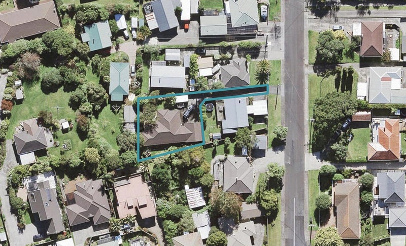 11A Bishop Street, Green Bay, Auckland - Carousel 1