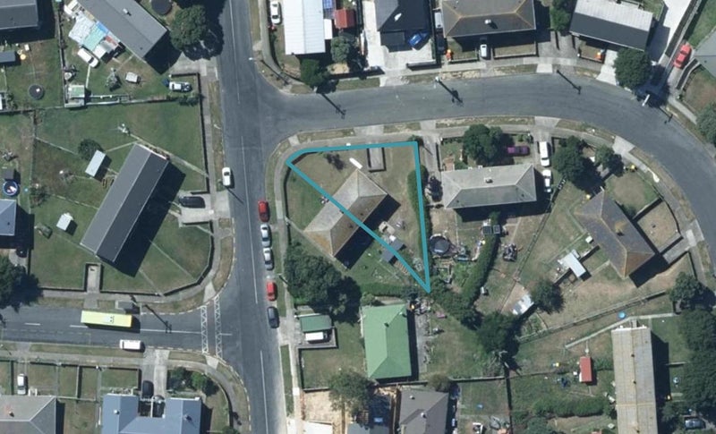 2 Leicester Street, Cannons Creek, Porirua - Carousel 1