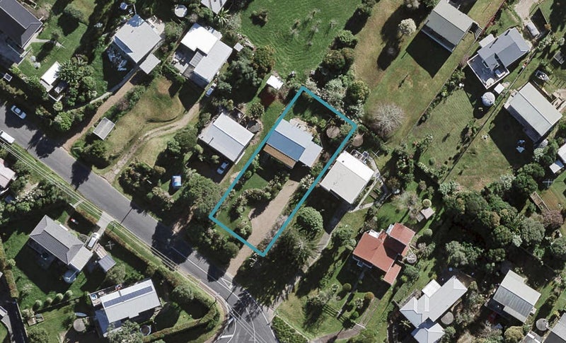 21 Alison Road, Surfdale, Waiheke Island - Carousel 1