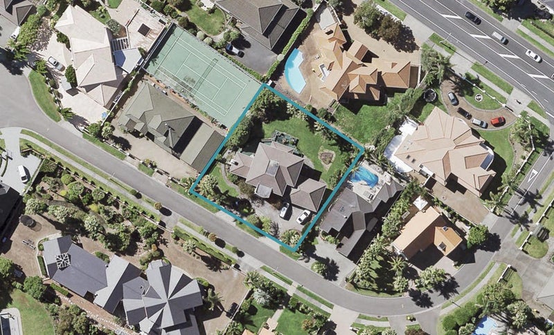 5 The Mews, Shamrock Park, Auckland - Carousel 1