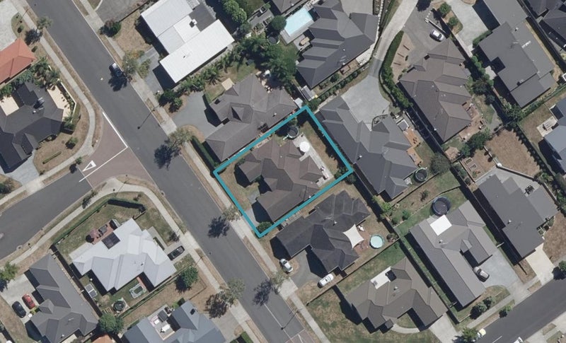 44 Barrington Drive, Huntington, Hamilton - Carousel 1