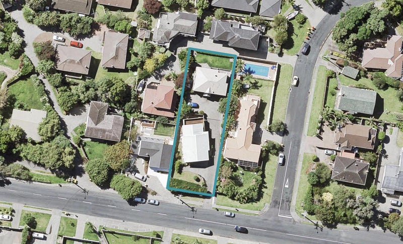 1/633 Beach Road, Rothesay Bay, Auckland - Carousel 1