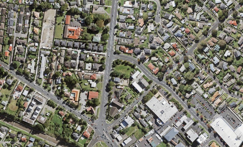 2/13 Lincoln Road, Henderson, Auckland - Carousel 1