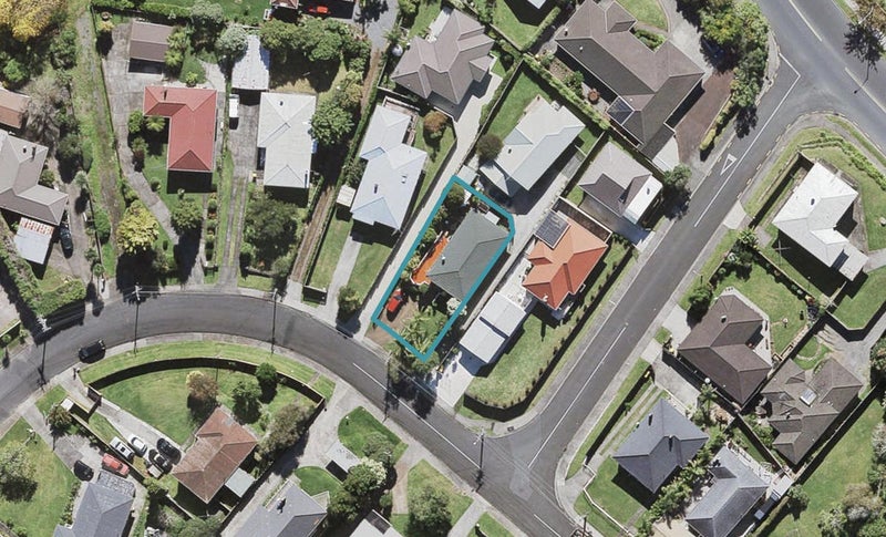 9 Chilcott Road, Henderson, Auckland - Carousel 1