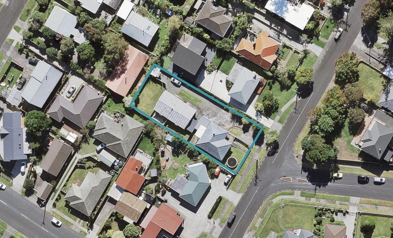 4 Humphrey Kemp Avenue, Henderson, Auckland - Carousel 1