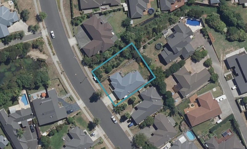 64 Barrington Drive, Huntington, Hamilton - Carousel 1