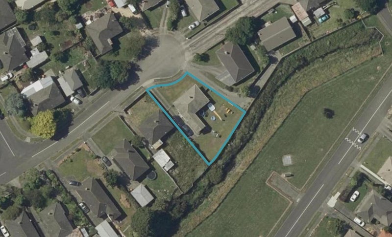 16 Montrose Place, Takaro, Palmerston North - Carousel 1