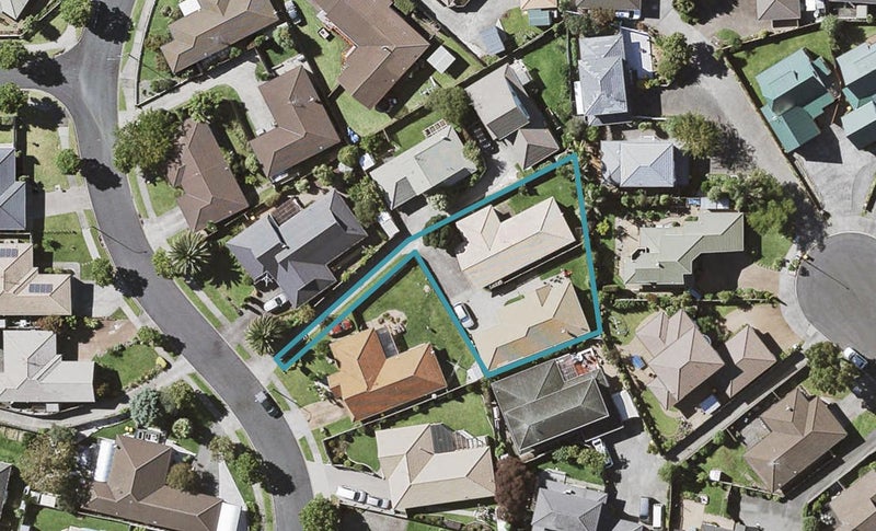 2/7 Bernie Edwards Place, Botany Downs, Auckland - Carousel 1