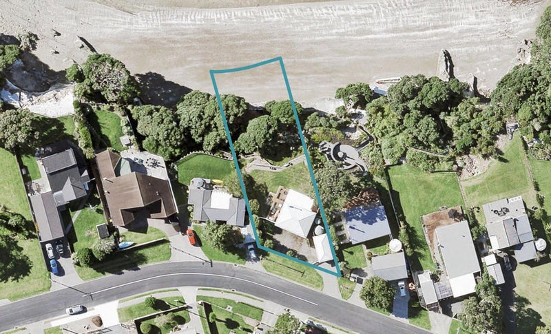 9 Hawke Crescent, Beachlands, Auckland - Carousel 1