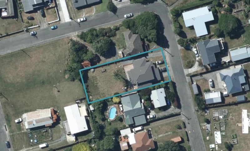 8 Mataiwhetu Street, Takapuwahia, Porirua - Carousel 1