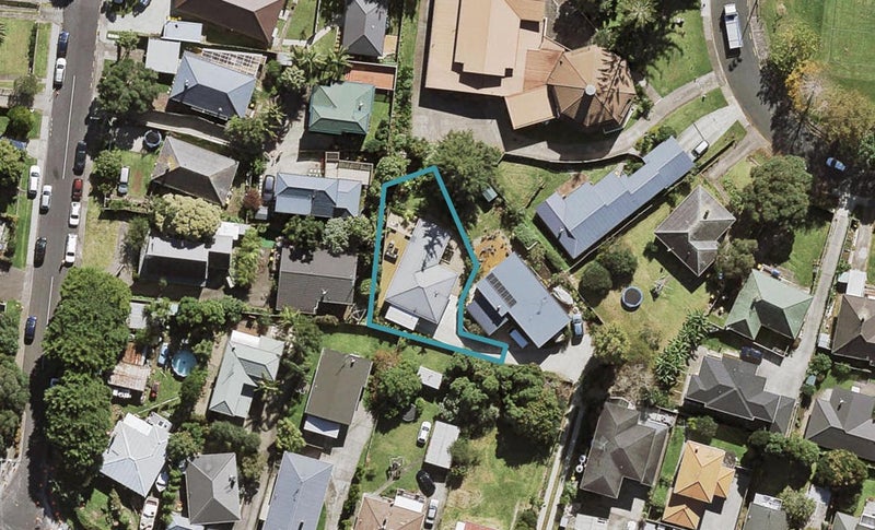 13 Raleigh Road, Northcote, Auckland - Carousel 1