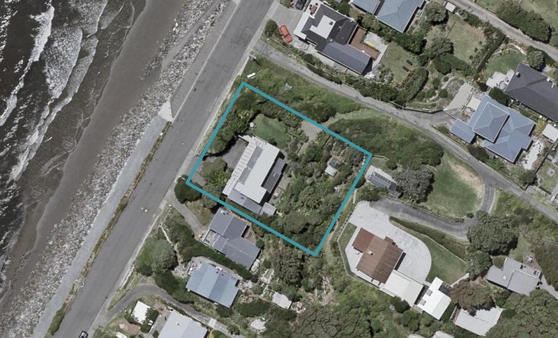 44 The Parade, Paekakariki - Carousel 1