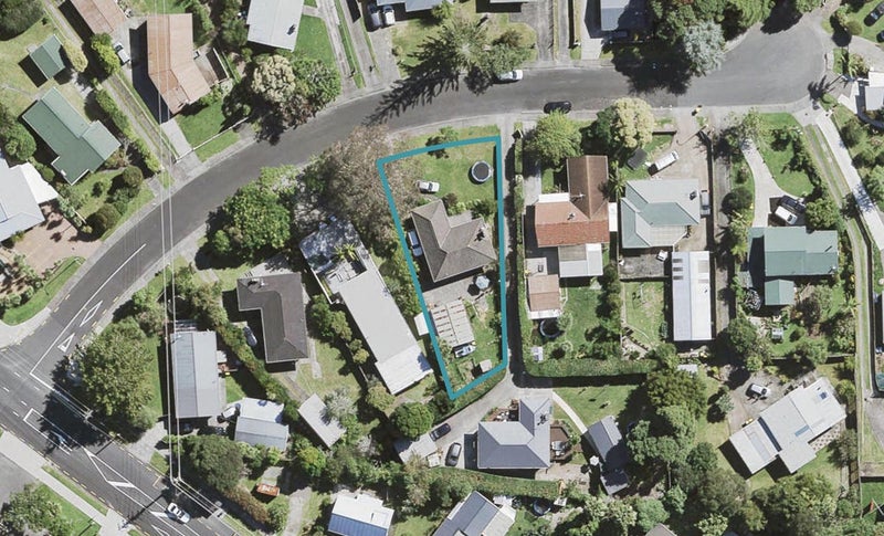 7 Sunray Avenue, Titirangi, Auckland - Carousel 1