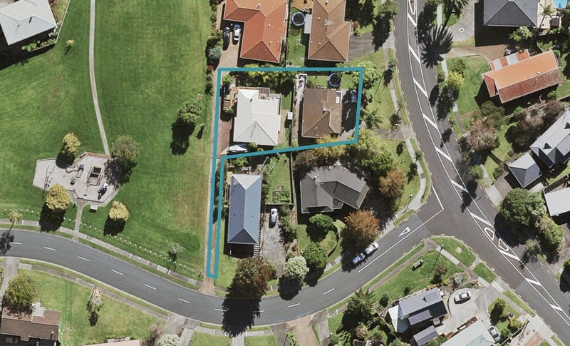 1/16 Unsworth Drive, Unsworth Heights, Auckland - Carousel 1