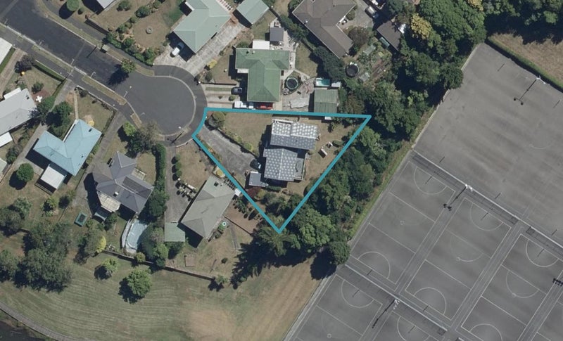 2 Kingsway Crescent, Forest Lake, Hamilton - Carousel 1