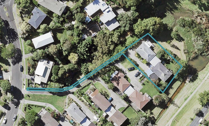 2/8 Scarlock Avenue, Browns Bay, Auckland - Carousel 1