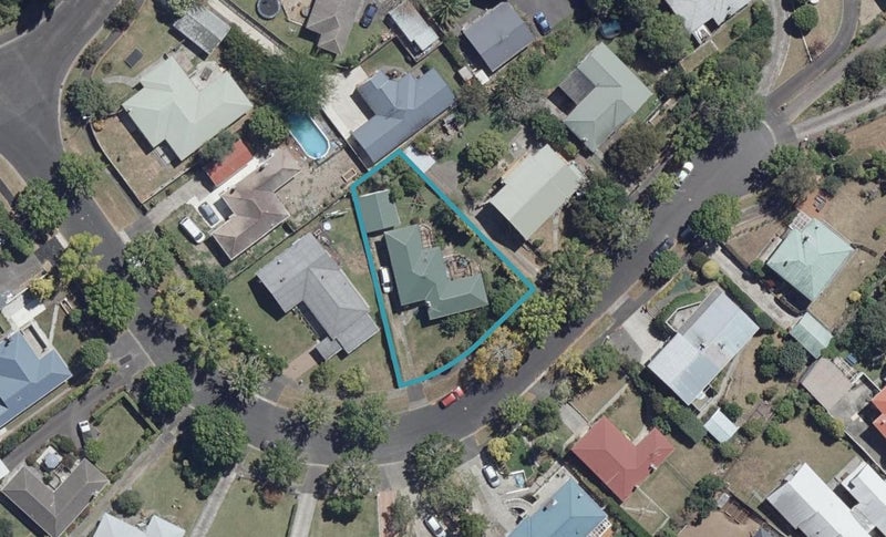7 Sutton Crescent, Hillcrest, Hamilton - Carousel 1