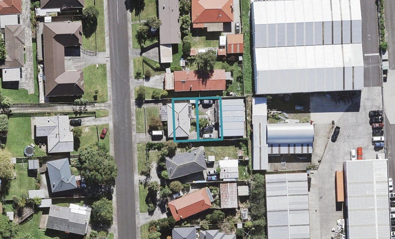 4A Finlow Drive, Te Atatu South, Auckland - Carousel 1