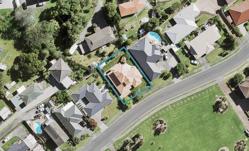 8 Taupiko Place, Green Bay, Auckland - Carousel 1