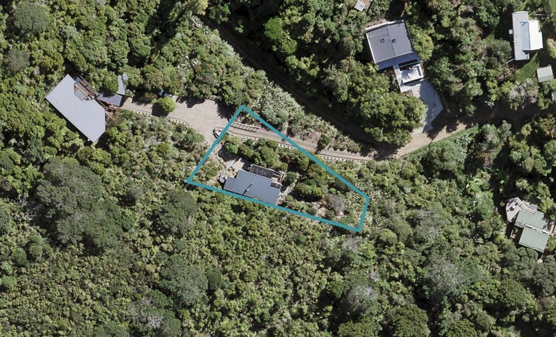 6 Huruhi Road, Oneroa, Waiheke Island - Carousel 1