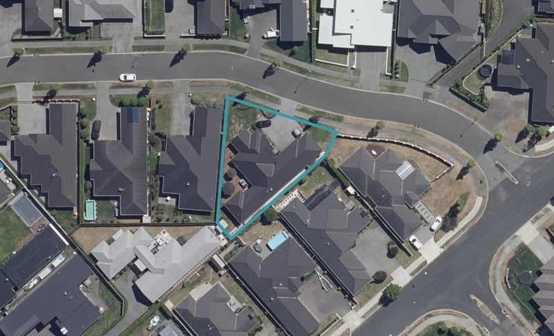 18 Amokura Crescent, Flagstaff, Hamilton - Carousel 1
