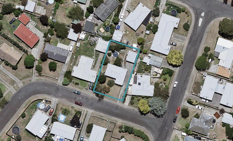 4 Cortes Crescent, Flaxmere, Hastings - Carousel 1