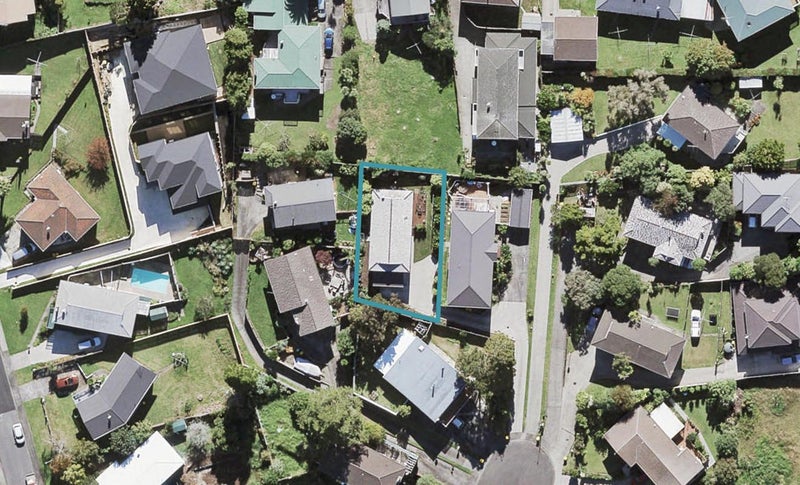 12A Halcombe Place, Green Bay, Auckland - Carousel 1