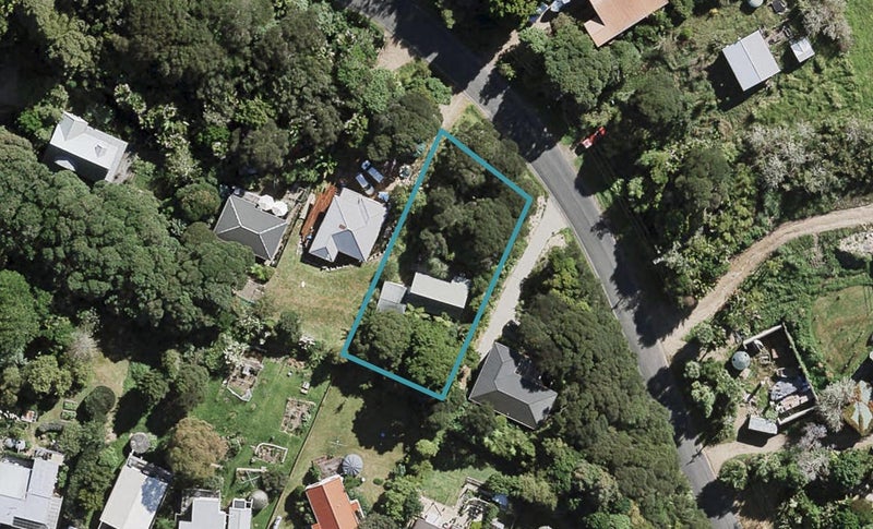 114 Queens Drive, Oneroa, Waiheke Island - Carousel 1