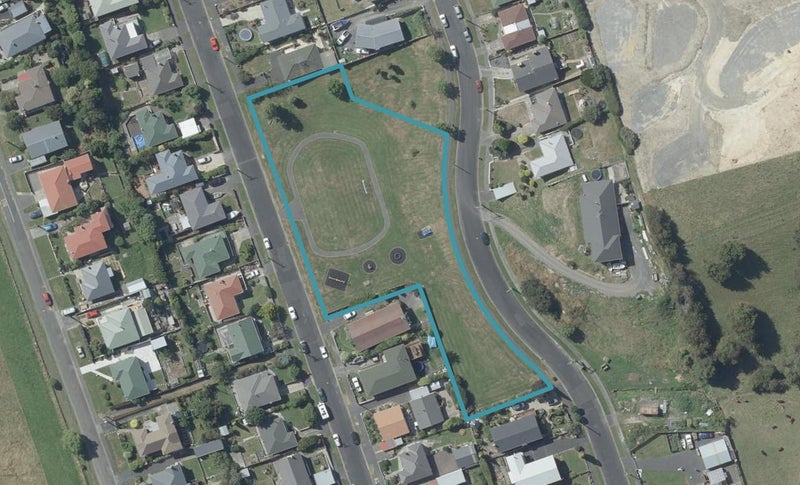 44 Elwyn Crescent, Green Island, Dunedin - Carousel 1