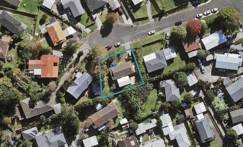 8 Julia Place, Totara Vale, Auckland - Carousel 1
