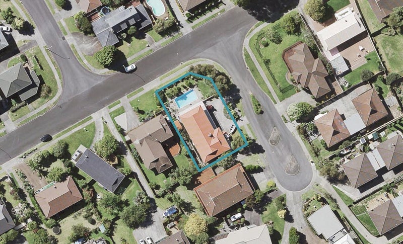 1 Tromie Place, Highland Park, Auckland - Carousel 1