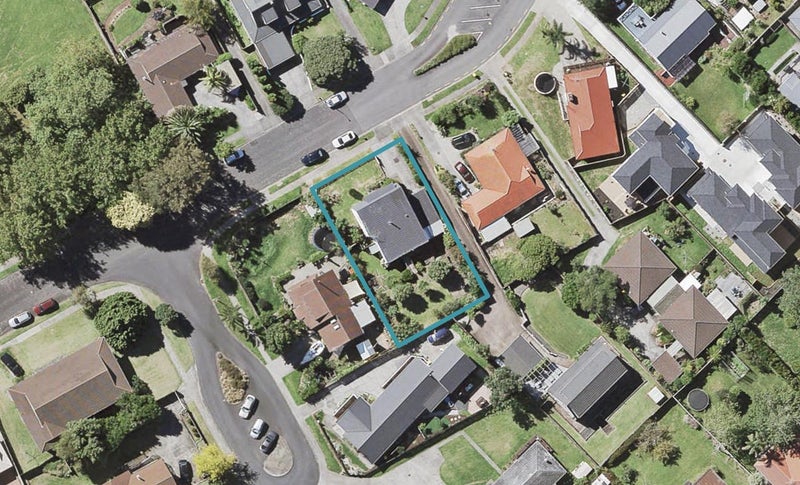 18 Dalwhinnie Parade, Highland Park, Auckland - Carousel 1
