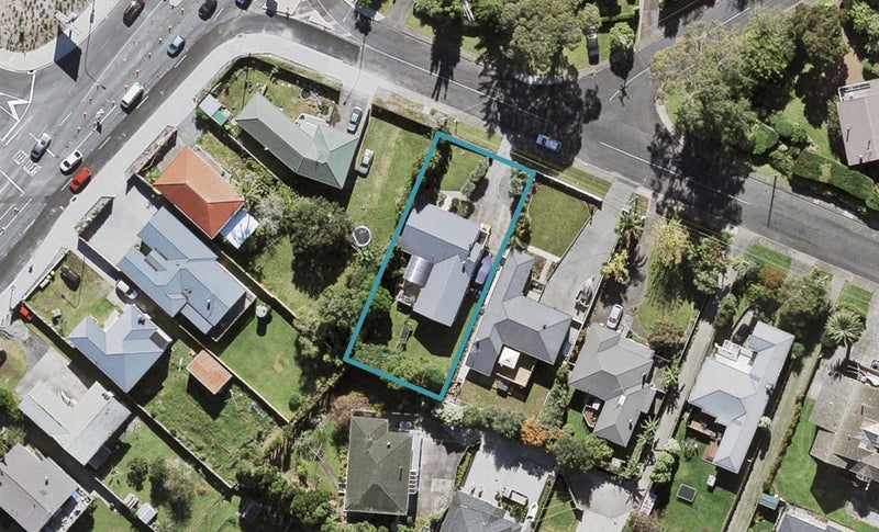 2 Bridge Avenue, Te Atatu South, Auckland - Carousel 1